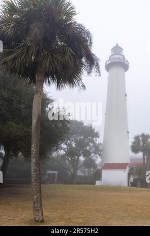 St. Le phare de Simons Island par une journée très brumeuse et brumeuse Banque D'Images