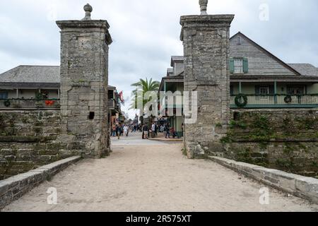 St. Augustine, Floride - 31 décembre 2022: La célèbre porte de la ville de Saint Augustine, pour la défense et la beauté Banque D'Images