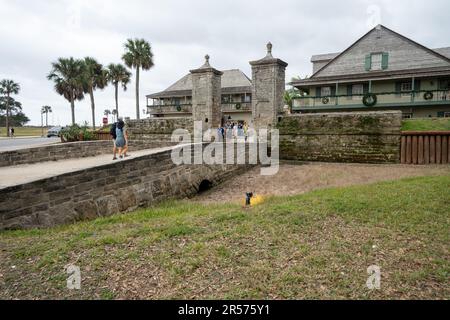 St. Augustine, Floride - 31 décembre 2022: La célèbre porte de la ville de Saint Augustine, pour la défense et la beauté Banque D'Images