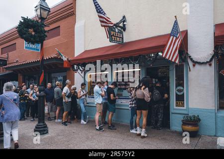 St. Augustine, Floride - 31 décembre 2022: De longues files d'attente et des foules attendent pour le déjeuner à Pizza Time, un restaurant populaire dans le quartier historique Banque D'Images