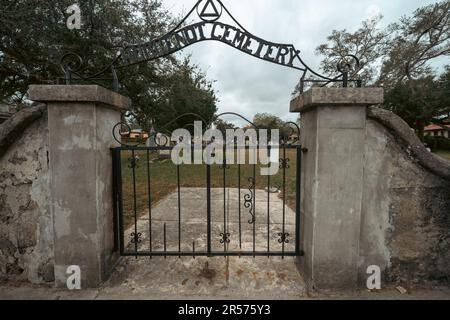 Saint Augustine, Floride - 31 décembre 2022: Cimetière Huguenot, un cimetière protestant pour les inhumations de 1821 à 1884, beaucoup qui ont eu la fièvre jaune Banque D'Images