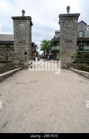 St. Augustine, Floride - 31 décembre 2022: La célèbre porte de la ville de Saint Augustine, pour la défense et la beauté Banque D'Images