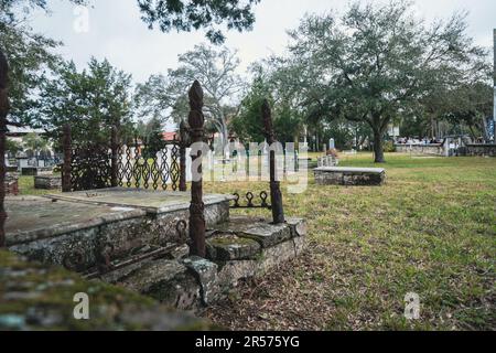 Saint Augustine, Floride - 31 décembre 2022: Cimetière Huguenot, un cimetière protestant pour les inhumations de 1821 à 1884, beaucoup qui ont eu la fièvre jaune Banque D'Images