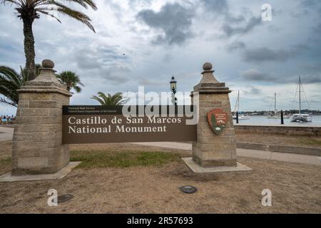 Saint Augustine, Floride - 31 décembre 2022 : panneau d'accueil et d'entrée pour le fort du monument national Castillo de San Marcos Banque D'Images