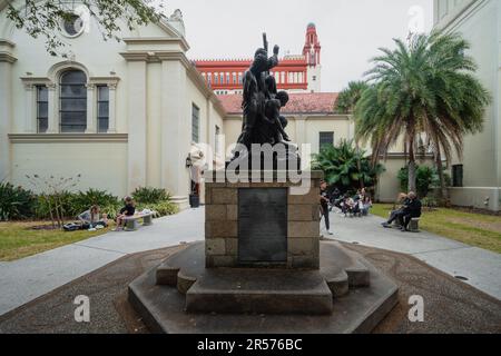 St. Augustine, Floride - 31 décembre 2022: Statue du Père Pedro camps à l'extérieur de la basilique de la cathédrale Saint Augustin Banque D'Images