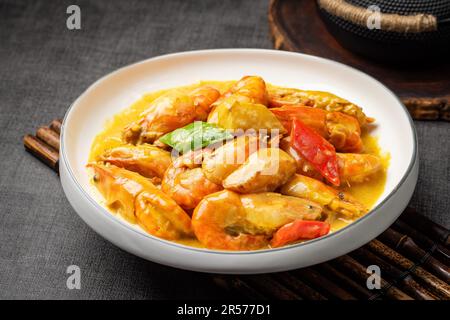 Crevettes frites au curry ou crevettes au lait de coco et feuille de citron vert Kaffir Banque D'Images