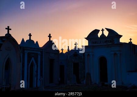 Cimetière marin de Bonifacio au crépuscule Banque D'Images