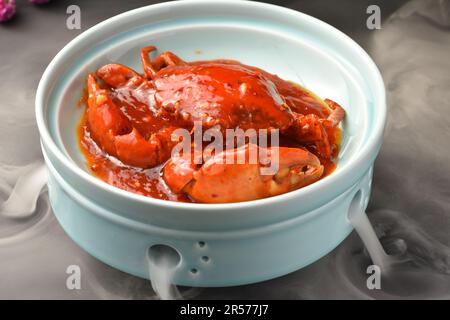 Crabe sauté en poudre de curry, curry jaune, cuisine asiatique. Banque D'Images