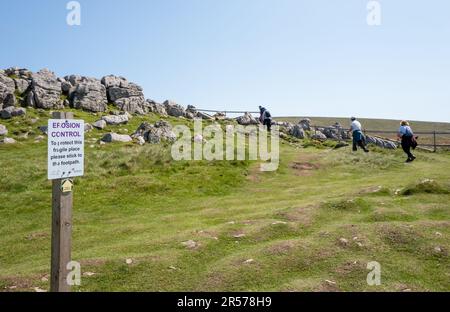 Marcheurs sur le sentier aussi Pen-y-Ghent, l'un des trois sommets du Yorkshire. Banque D'Images