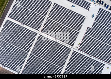 Vue aérienne des panneaux solaires sur le toit de l'entrepôt, Pennsylvanie, États-Unis Banque D'Images