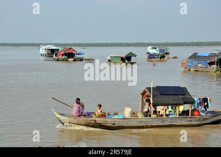 Déplacement. Traditionnel. Tonle SAP. Sud. Histoire. Personnes. À l'extérieur. Horizontale. Personne. Mékong. Kampuchea. Intérieur. Indochine. Jour. Géographie. Rivière. Est. Cambodge. Asie. Village Banque D'Images