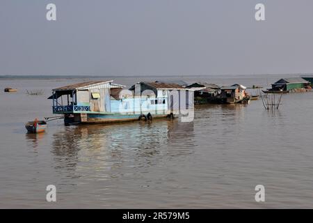 Déplacement. Traditionnel. Tonle SAP. Sud. Histoire. Personnes. À l'extérieur. Horizontale. Personne. Mékong. Kampuchea. Intérieur. Indochine. Jour. Géographie. Rivière. Est. Cambodge. Asie. Village Banque D'Images