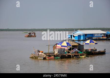 Déplacement. Traditionnel. Tonle SAP. Sud. Histoire. Personnes. À l'extérieur. Horizontale. Personne. Mékong. Kampuchea. Intérieur. Indochine. Jour. Géographie. Rivière. Est. Cambodge. Asie. Village Banque D'Images