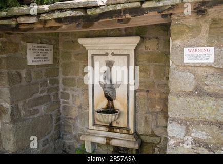 Le mémorial du Jubilé de diamant de la reine Victoria et la fontaine à boire de la reine Elizabeth II dans le petit village du Yorkshire de Clapham. Banque D'Images