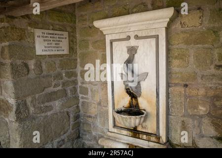 Le mémorial du Jubilé de diamant de la reine Victoria et la fontaine à boire de la reine Elizabeth II dans le petit village du Yorkshire de Clapham. Banque D'Images