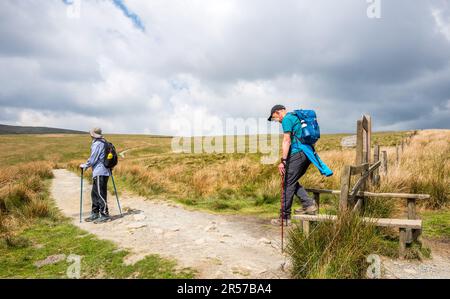 Marcheurs sur le sentier de randonnée aussi Whenside, l'un des trois sommets du Yorkshire. Banque D'Images