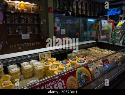 La compagnie de fromage Guggisberg près de Berlin offre une large gamme de fromages qu'elle fabrique sur place en plus d'autres aliments et articles cadeaux. Banque D'Images