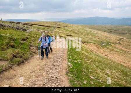 Marcheurs sur le sentier de randonnée aussi Whenside, l'un des trois sommets du Yorkshire. Banque D'Images