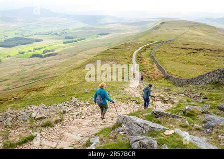 Marcheurs sur le sentier de randonnée aussi Whenside, l'un des trois sommets du Yorkshire. Banque D'Images