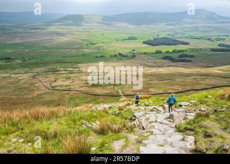 Marcheurs sur le sentier de randonnée aussi Whenside, l'un des trois sommets du Yorkshire. Banque D'Images