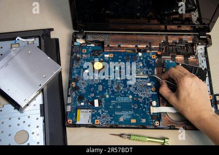 vue de dessus, mécanicien réparant l'ordinateur portable Banque D'Images