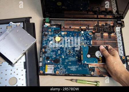 vue de dessus mécanicien réparation ordinateur portable, disque dur Banque D'Images