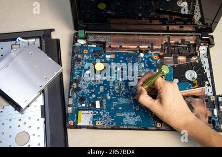 vue de dessus mécanicien réparation ordinateur portable, disque dur, cpu Banque D'Images