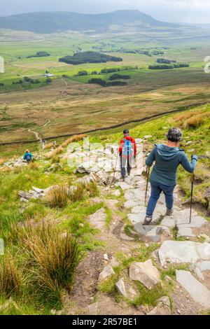 Marcheurs sur le sentier de randonnée aussi Whenside, l'un des trois sommets du Yorkshire. Banque D'Images