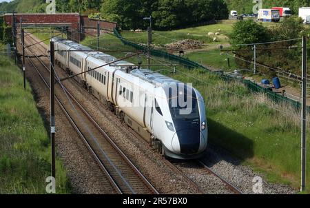 Nouvelle classe 805 À 300 unité bi-mode multiple construite par Hitachi Rail sur une course d'essai sur la ligne principale de la côte ouest passant Woodacre près de Garstang le 1st juin 2023. Banque D'Images