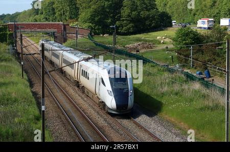 Nouvelle classe 805 À 300 unité bi-mode multiple construite par Hitachi Rail sur une course d'essai sur la ligne principale de la côte ouest passant Woodacre près de Garstang le 1st juin 2023. Banque D'Images