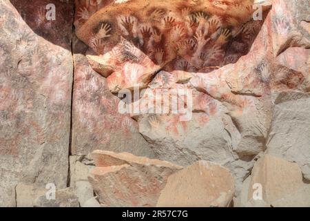 Art préhistorique - empreintes à la main dans la grotte de Cueva de las Manos et complexe de sites d'art rupestre dans la province de Santa Cruz, en Argentine Banque D'Images