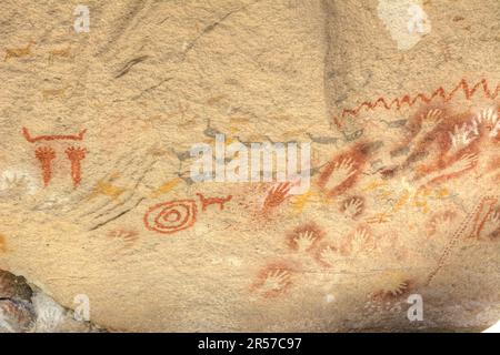 Art préhistorique - empreintes à la main dans la grotte de Cueva de las Manos et complexe de sites d'art rupestre dans la province de Santa Cruz, en Argentine Banque D'Images