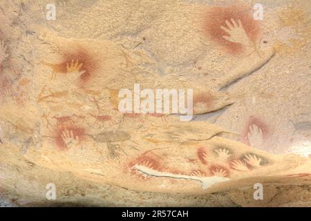 Art préhistorique - empreintes à la main dans la grotte de Cueva de las Manos et complexe de sites d'art rupestre dans la province de Santa Cruz, en Argentine Banque D'Images