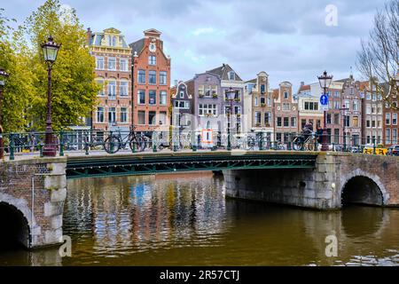 Amsterdam, pays-Bas, pays-Bas - 24 mai 2023. Pont 'West-Indische Huisbrug' au-dessus du canal de Brouwersgracht près de Herengracht au printemps Banque D'Images