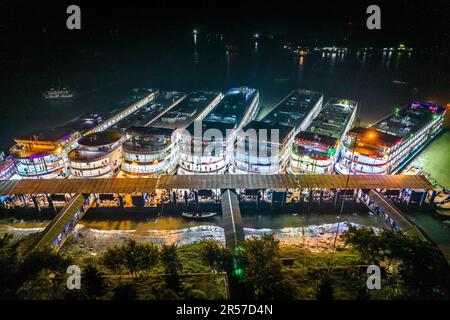 Barishal, Bangladesh. 1st juin 2023. Le port de Barisal, officiellement connu sous le nom de Barisal River Port, qui est le deuxième port fluvial le plus grand et le plus achalandé du Bangladesh après Dhaka en termes de trafic de passagers. Le port assure des services quotidiens entre Dhaka et Barisal ainsi que la plupart des districts du sud du pays. (Credit image: © Mustasinur Rahman Alvi/ZUMA Press Wire) USAGE ÉDITORIAL SEULEMENT! Non destiné À un usage commercial ! Banque D'Images