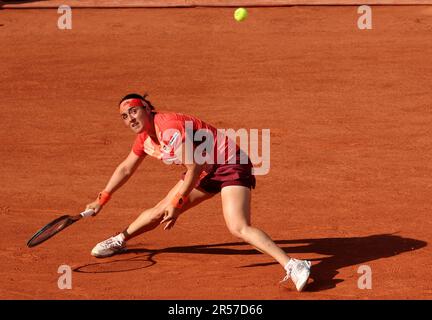 Paris, France. 01st juin 2023. Les sept-épées ont Jabeur de Tunisie jouent contre Oceane Dodin de France lors de leur deuxième tour de match à l'Open de tennis français Roland Garros à Paris, France, jeudi, 1 juin 2023. Jabeur a gagné 6-2, 6-3. Photo de Maya Vidon-White/UPI crédit: UPI/Alay Live News Banque D'Images