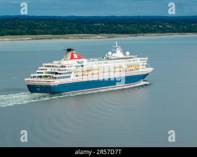 Balmoral est un navire de croisière appartenant à Fred et exploité par lui. Olsen Cruise Lines. Bateau de croisière MV Balmoral arrivant à Southampton vues aériennes. Banque D'Images