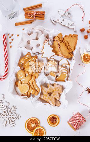 Vue de dessus d'un cadeau de noël déballé avec bonbons sur une surface texturée blanche, gros plan.Concept de fête de Noël Banque D'Images