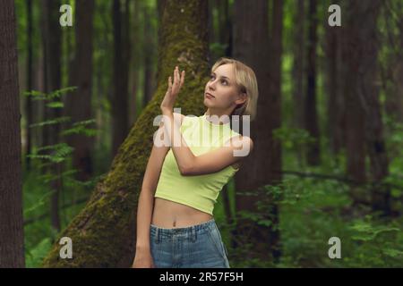 la jeune femme de la forêt repousse un moustique Banque D'Images