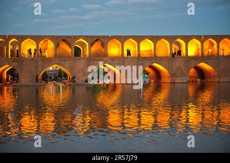 Asie. Iran. Ispahan. Pont si O se Pol ou Khajoo Banque D'Images