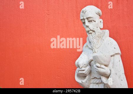 Statue de saint François à l'entrée d'une église mexicaine Banque D'Images