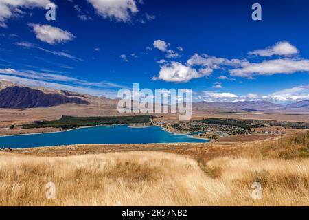 TEKAPO, NOUVELLE-ZÉLANDE - FÉVRIER 23 : vue lointaine de la ville de Tekapo sur les rives du lac Tekapo en Nouvelle-Zélande sur 23 février 2012. Deux Banque D'Images