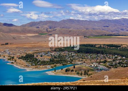 TEKAPO, Nouvelle-zélande - 23 février : vue éloignée sur la ville de Tekapo sur la rive du lac Tekapo en Nouvelle-Zélande le 23 février 2012 Banque D'Images