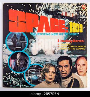 Couverture d'un LP en vinyle contenant trois histoires de la série télévisée Space 1999 de Gerry Anderson Banque D'Images