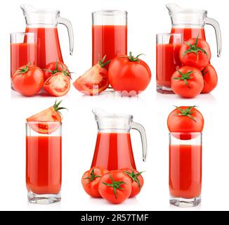 Ensemble de jus de tomates dans un pichet avec des fruits isolés sur fond blanc Banque D'Images