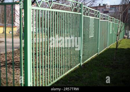 Clôture en métal vert. Autour de la zone. Profil métallique. Détails du parc. Banque D'Images