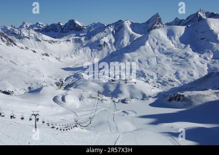 Télésiège du lac Zuers au Madlochjoch, en arrière-plan le domaine skiable de Hexenboden et le Trittkopf avec télécabine de l'autre côté du Banque D'Images