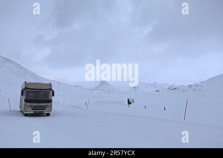 Camping d'hiver sur Mageroya juste en face du Cap Nord, Norvège Banque D'Images