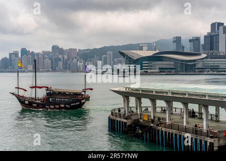 Victoria Harbour, Junk Boat et Hong Kong Island Skyline, Hong Kong, Chine. Banque D'Images
