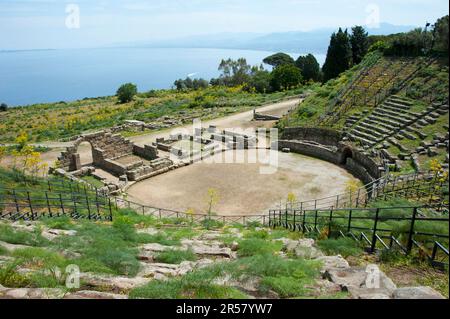 Théâtre grec, Tindari, Sicile, Italie, Amphithéâtre Banque D'Images